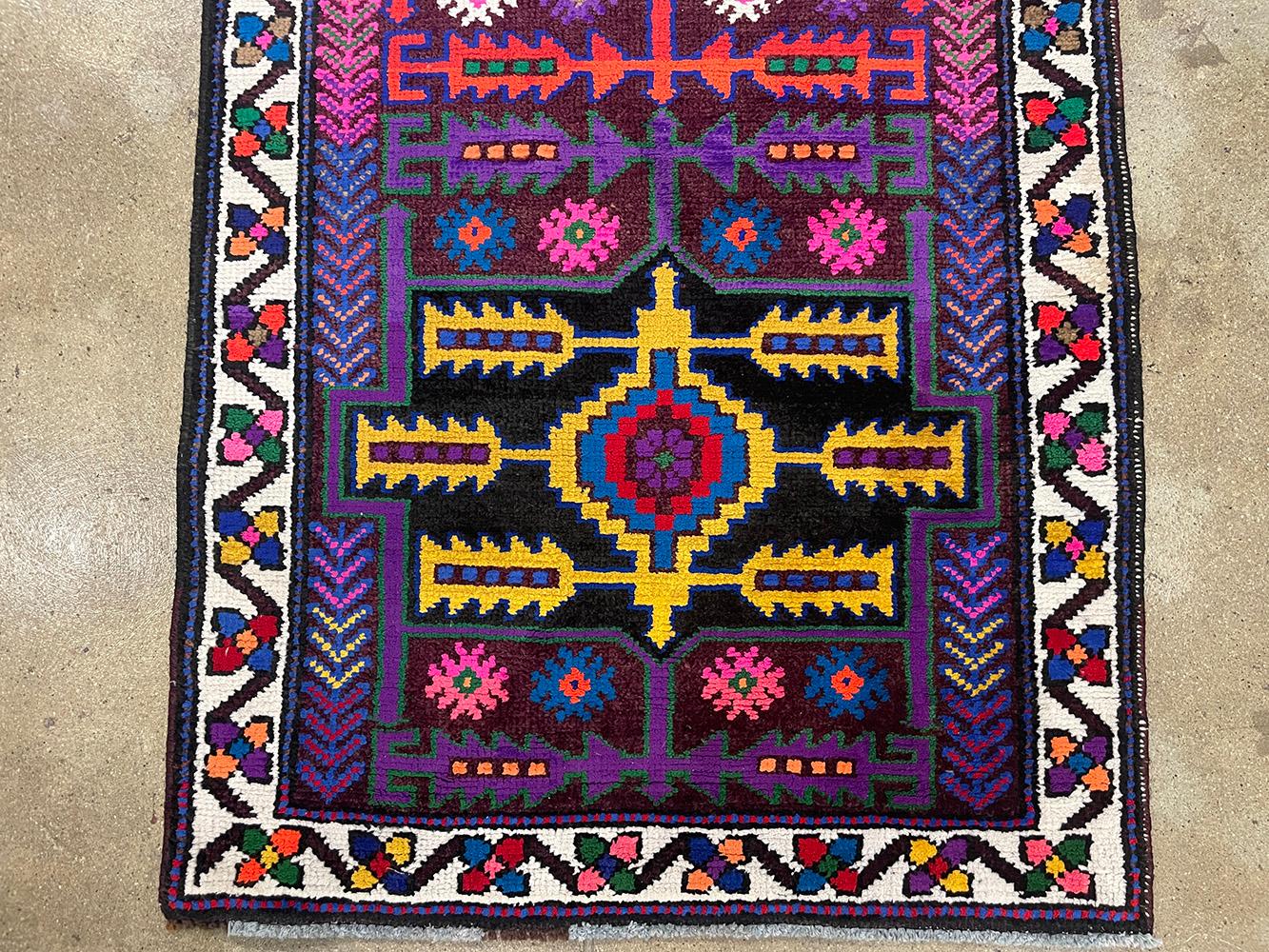 Turco Runner turco fatto a mano della metà del 20° secolo della collezione Silk Road Rug Inc in vendita