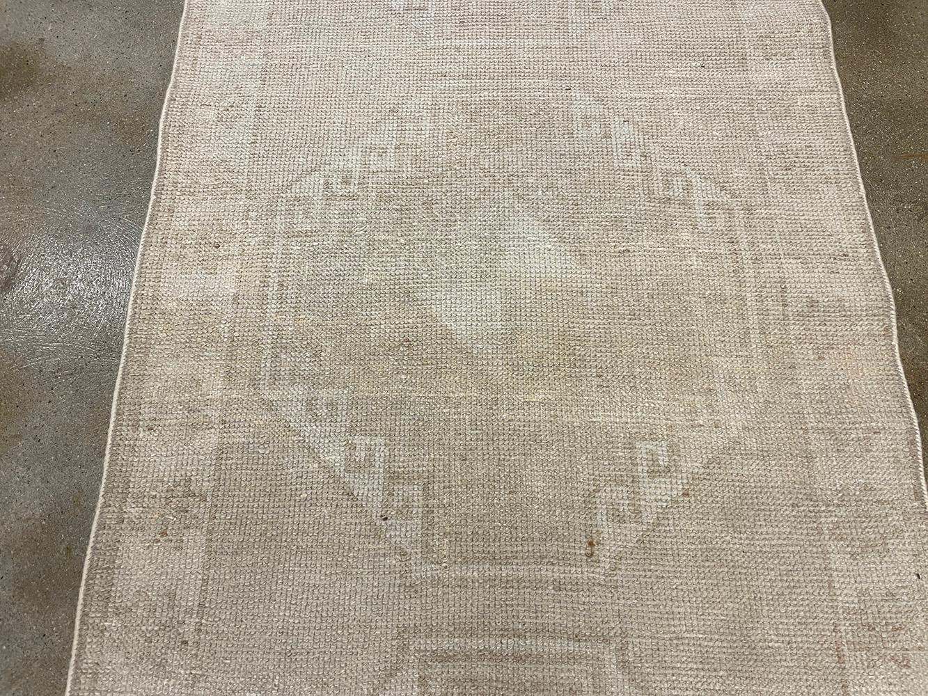 Annodato a mano Runner turco fatto a mano della metà del 20° secolo della collezione Silk Road Rug Inc in vendita