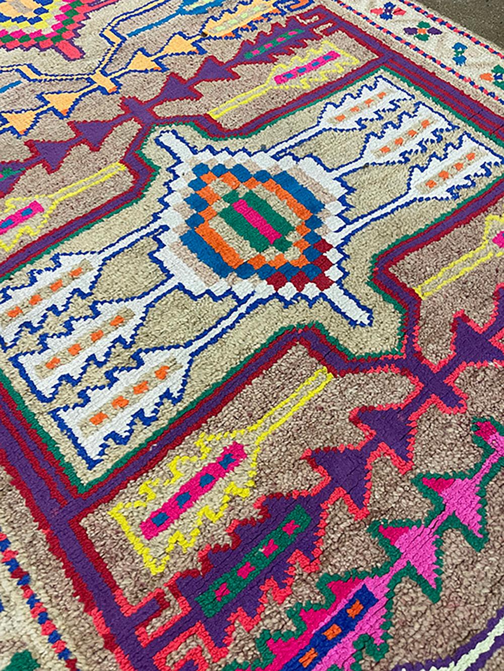 Annodato a mano Runner turco fatto a mano della metà del 20° secolo della collezione Silk Road Rug Inc in vendita
