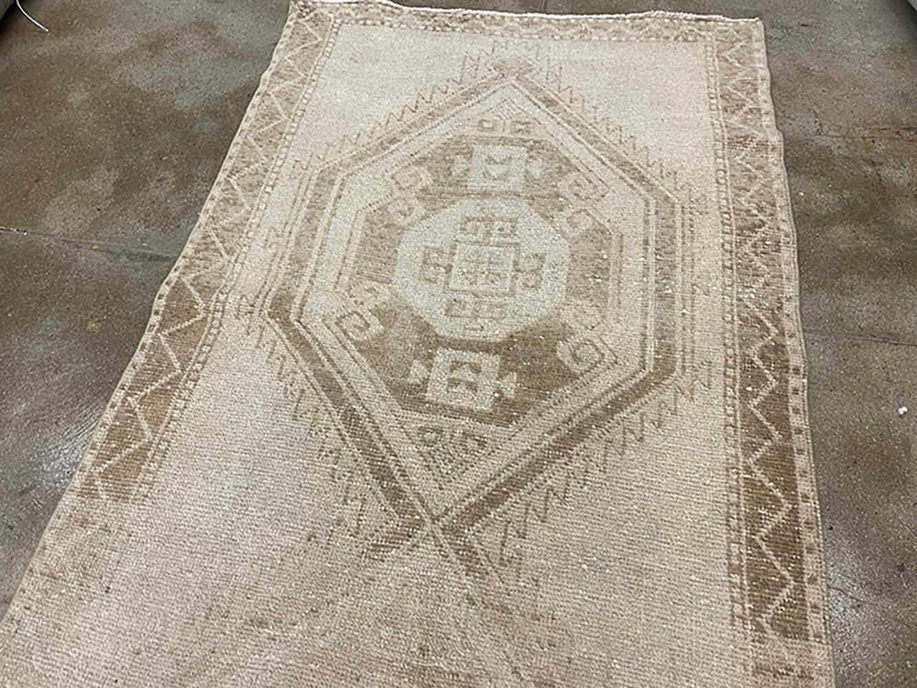 Runner turco fatto a mano della metà del 20° secolo della collezione Silk Road Rug Inc In condizioni ottime in vendita a Los Angeles, CA