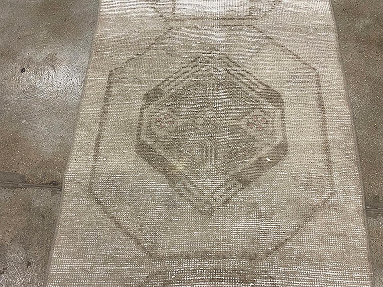 Annodato a mano Runner turco fatto a mano della metà del 20° secolo della collezione Silk Road Rug Inc in vendita