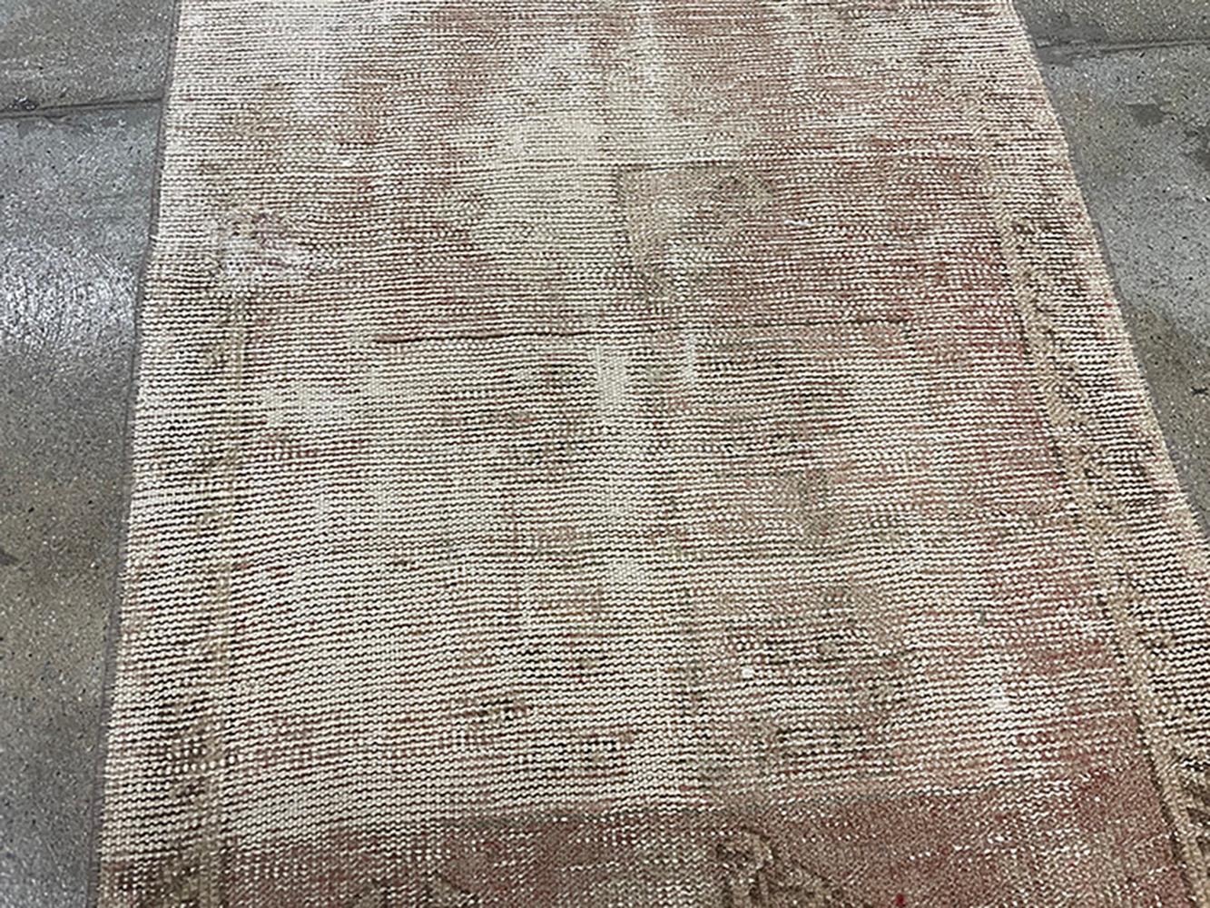 Annodato a mano Runner turco fatto a mano della metà del 20° secolo della collezione Silk Road Rug Inc in vendita