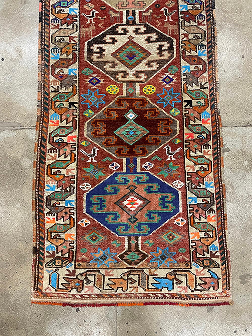 Annodato a mano Runner turco fatto a mano della metà del 20° secolo della collezione Silk Road Rug Inc in vendita