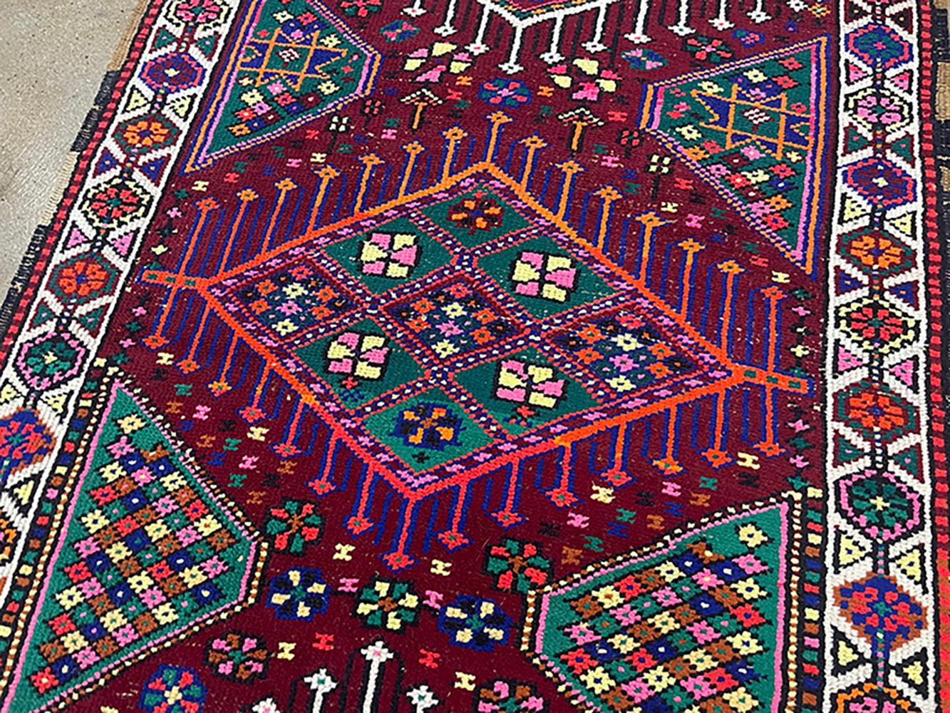 Annodato a mano Runner turco fatto a mano della metà del 20° secolo della collezione Silk Road Rug Inc in vendita