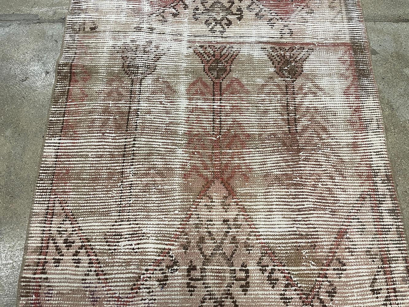 Annodato a mano Runner turco fatto a mano della metà del 20° secolo della collezione Silk Road Rug Inc in vendita