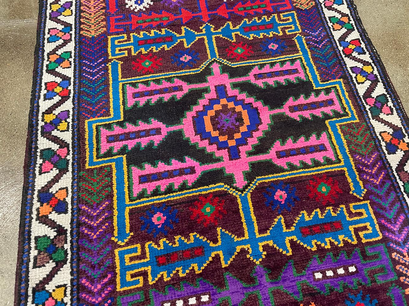 Annodato a mano Runner turco fatto a mano della metà del 20° secolo della collezione Silk Road Rug Inc in vendita