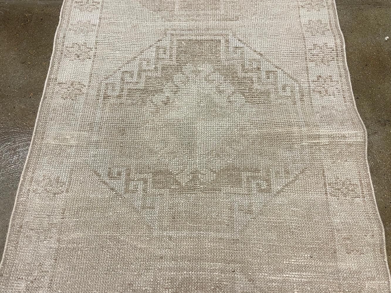 Runner turco fatto a mano della metà del 20° secolo della collezione Silk Road Rug Inc In condizioni ottime in vendita a Los Angeles, CA