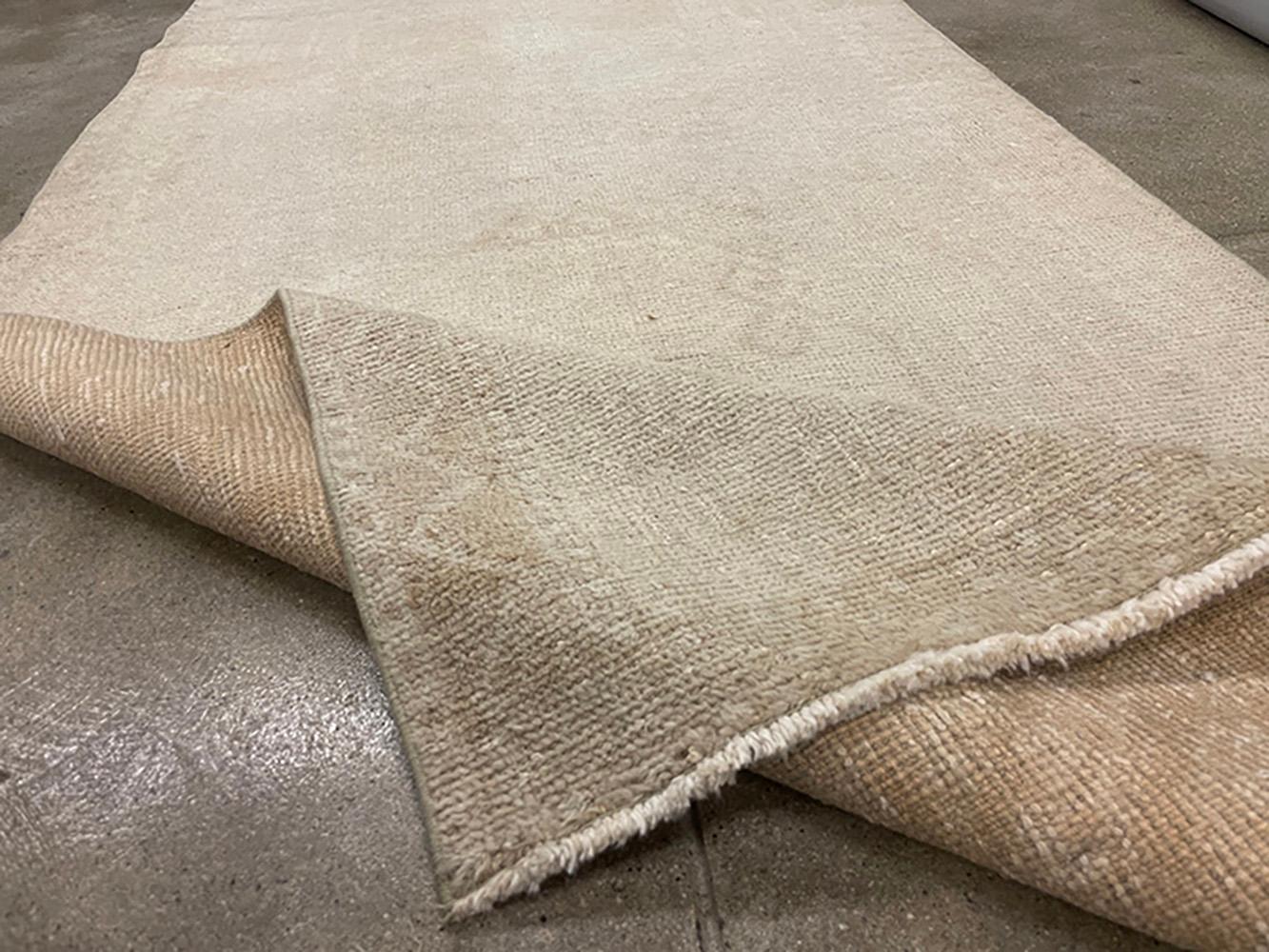 XX secolo Runner turco fatto a mano della metà del 20° secolo della collezione Silk Road Rug Inc in vendita