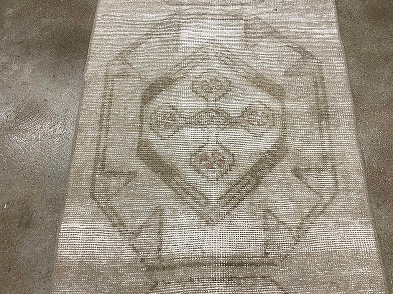 Runner turco fatto a mano della metà del 20° secolo della collezione Silk Road Rug Inc In condizioni buone in vendita a Los Angeles, CA