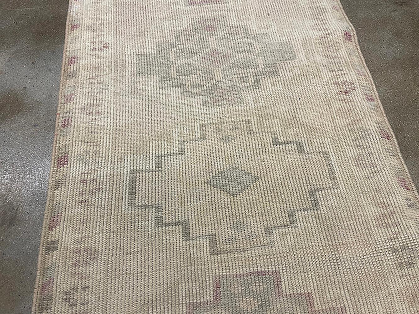 Handgefertigter türkischer Läufer aus Seiden- Road Rug Inc-Kollektion aus der Mitte des 20. Jahrhunderts im Zustand „Hervorragend“ im Angebot in Los Angeles, CA