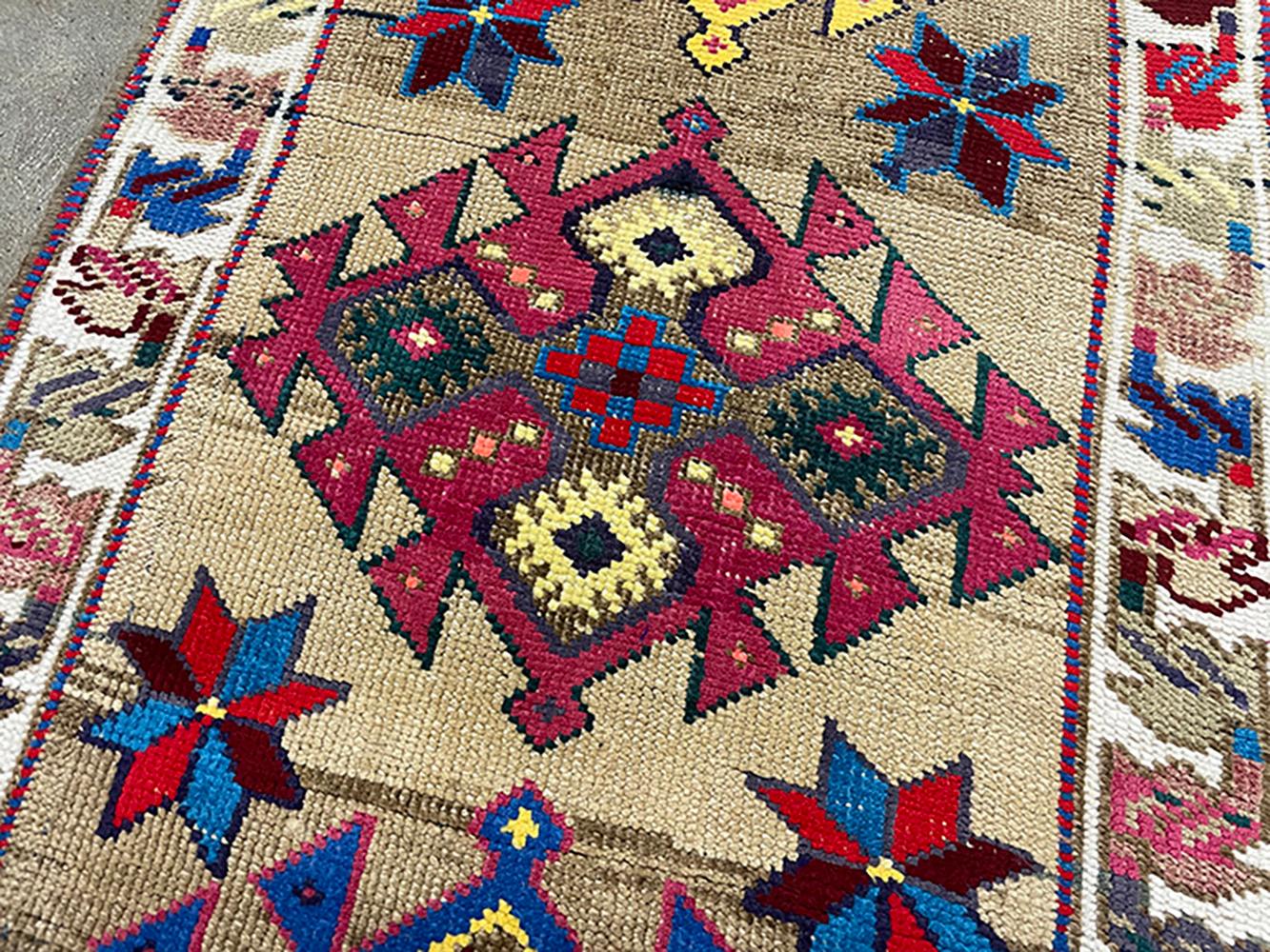 XX secolo Runner turco fatto a mano della metà del 20° secolo della collezione Silk Road Rug Inc in vendita