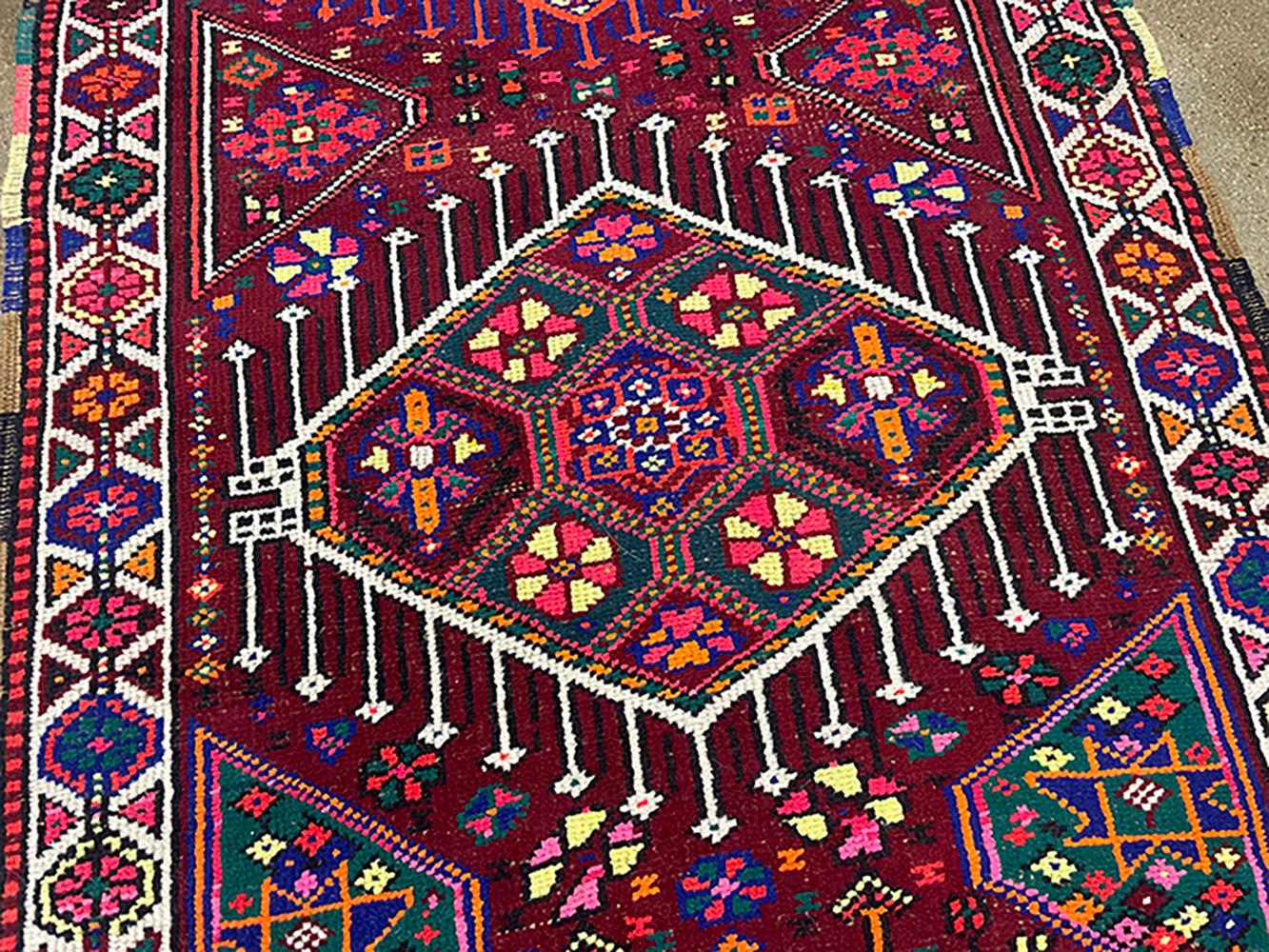 Runner turco fatto a mano della metà del 20° secolo della collezione Silk Road Rug Inc In condizioni ottime in vendita a Los Angeles, CA