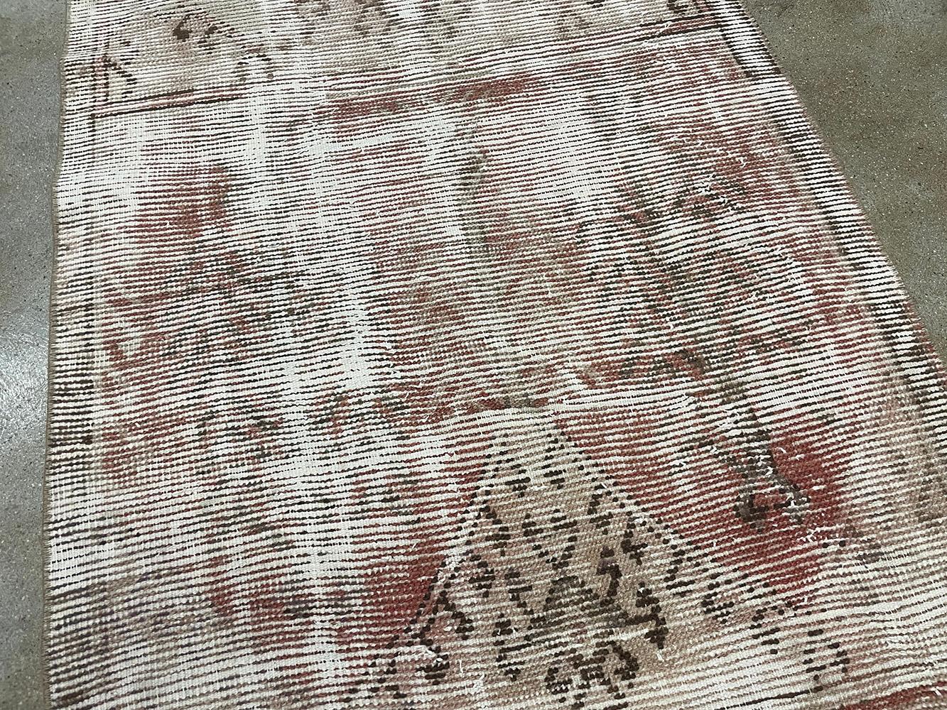 Runner turco fatto a mano della metà del 20° secolo della collezione Silk Road Rug Inc In condizioni discrete in vendita a Los Angeles, CA