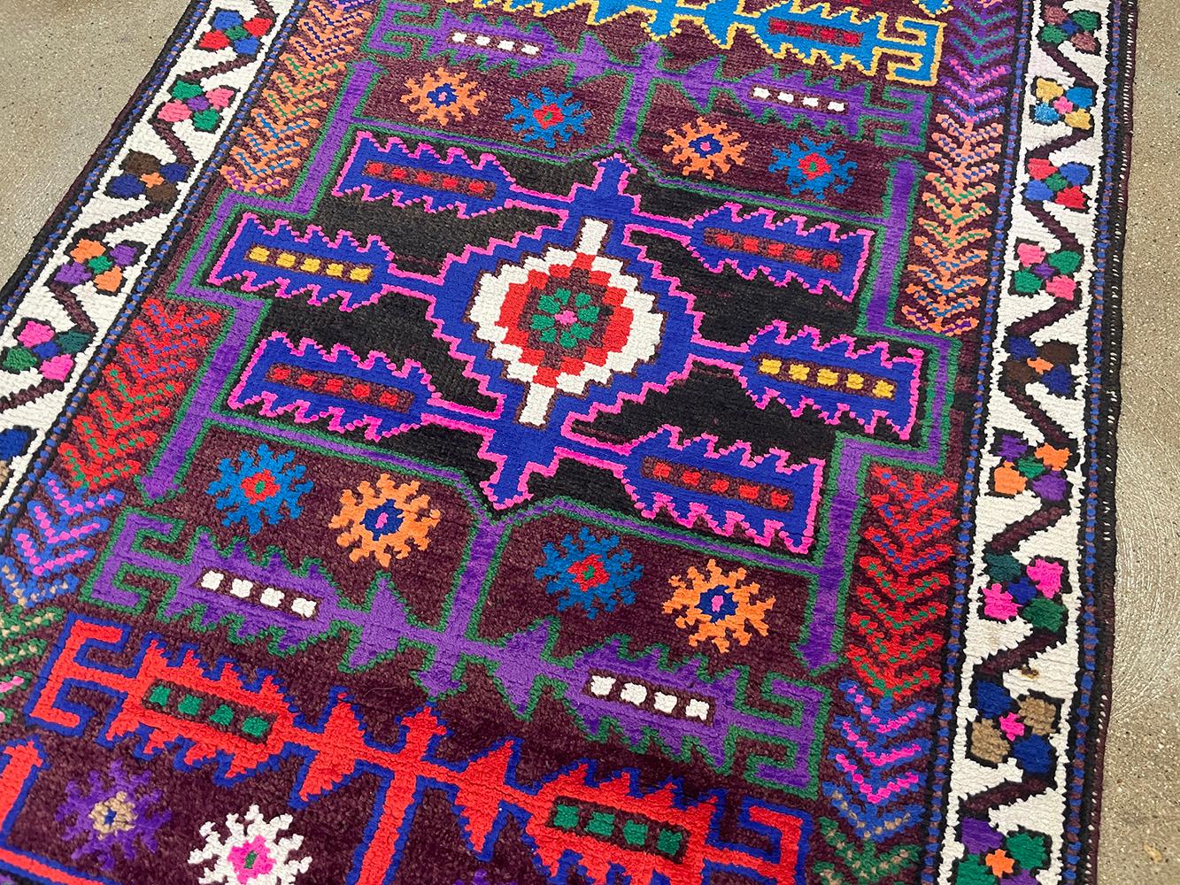 Runner turco fatto a mano della metà del 20° secolo della collezione Silk Road Rug Inc In condizioni ottime in vendita a Los Angeles, CA