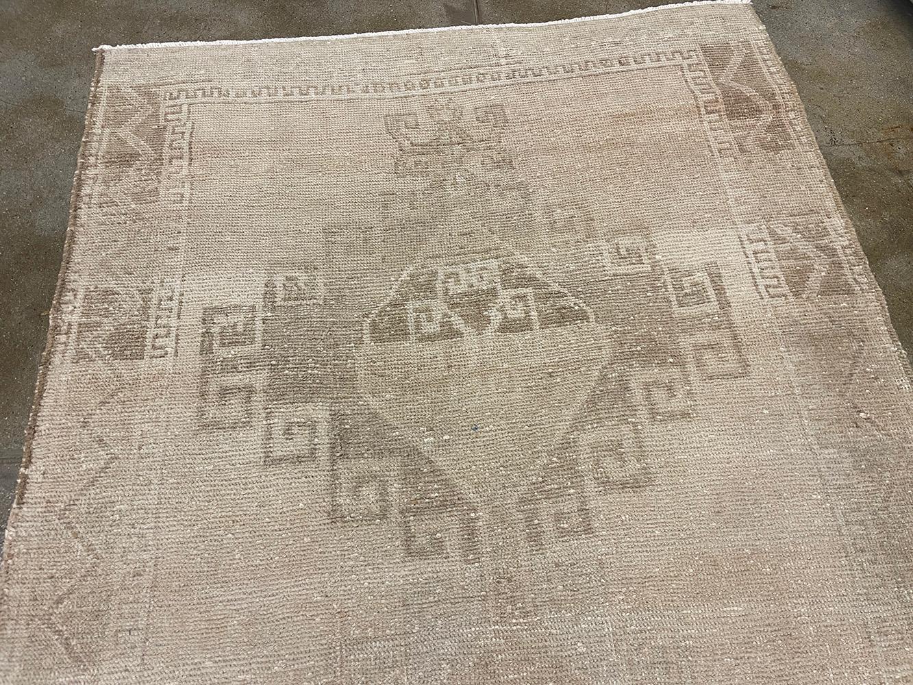Lana Runner turco fatto a mano della metà del 20° secolo della collezione Silk Road Rug Inc in vendita