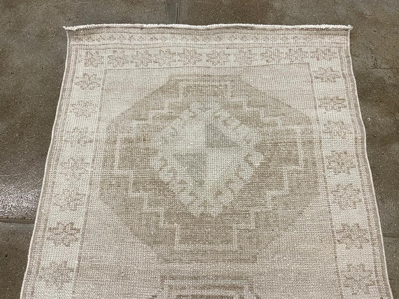 XX secolo Runner turco fatto a mano della metà del 20° secolo della collezione Silk Road Rug Inc in vendita
