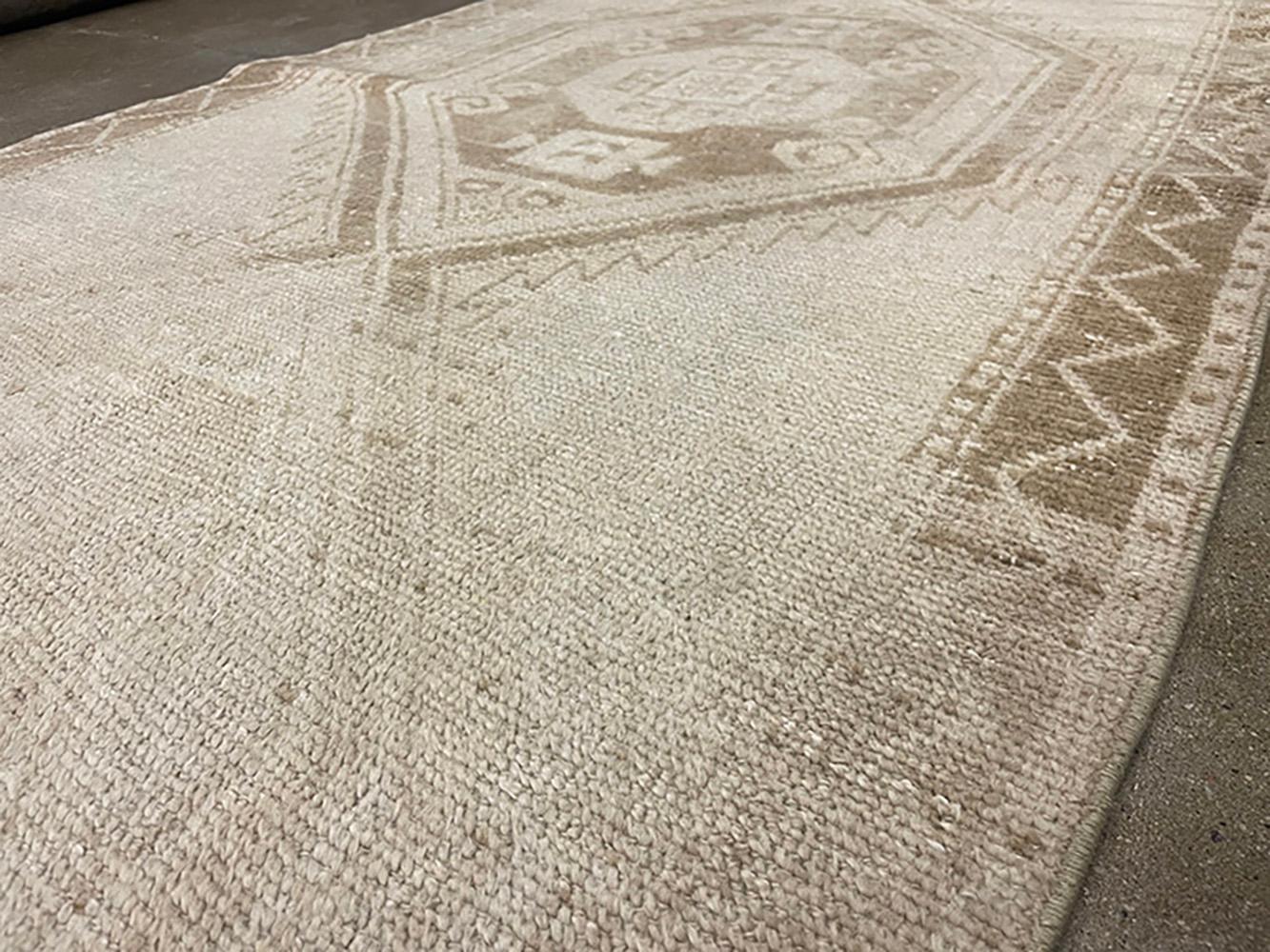 Lana Runner turco fatto a mano della metà del 20° secolo della collezione Silk Road Rug Inc in vendita