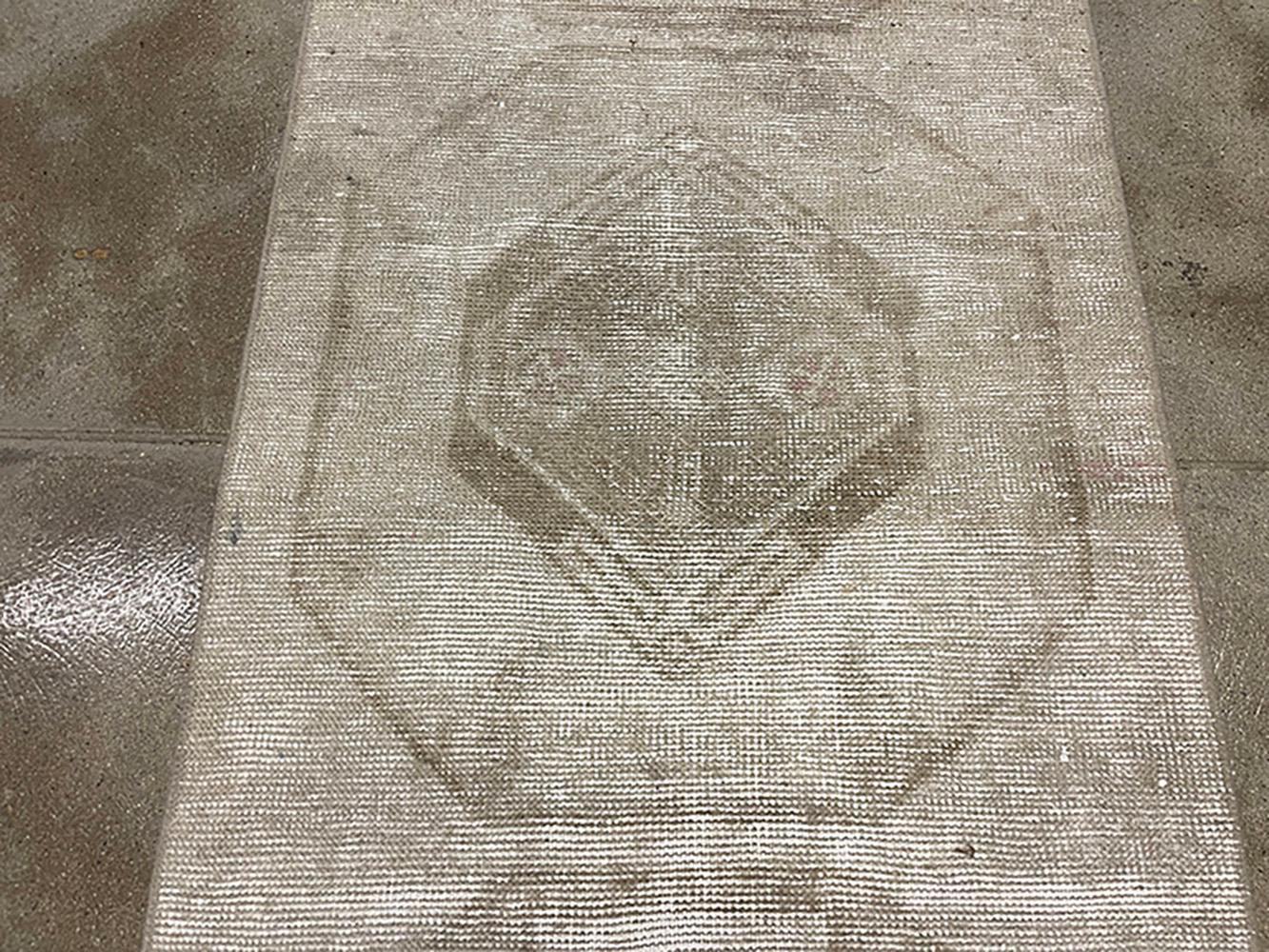 XX secolo Runner turco fatto a mano della metà del 20° secolo della collezione Silk Road Rug Inc in vendita