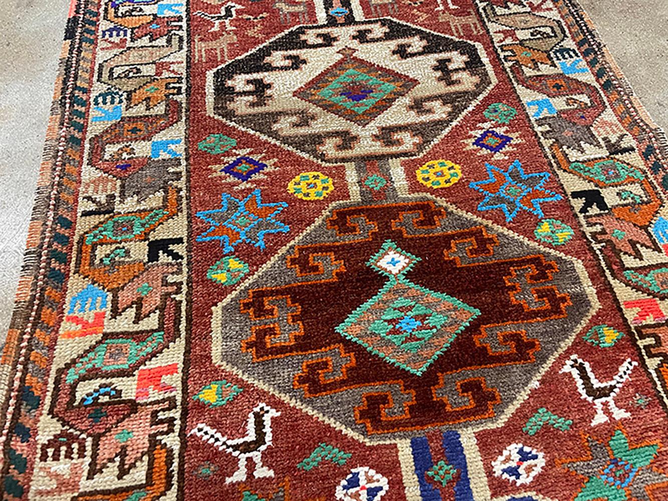 XX secolo Runner turco fatto a mano della metà del 20° secolo della collezione Silk Road Rug Inc in vendita