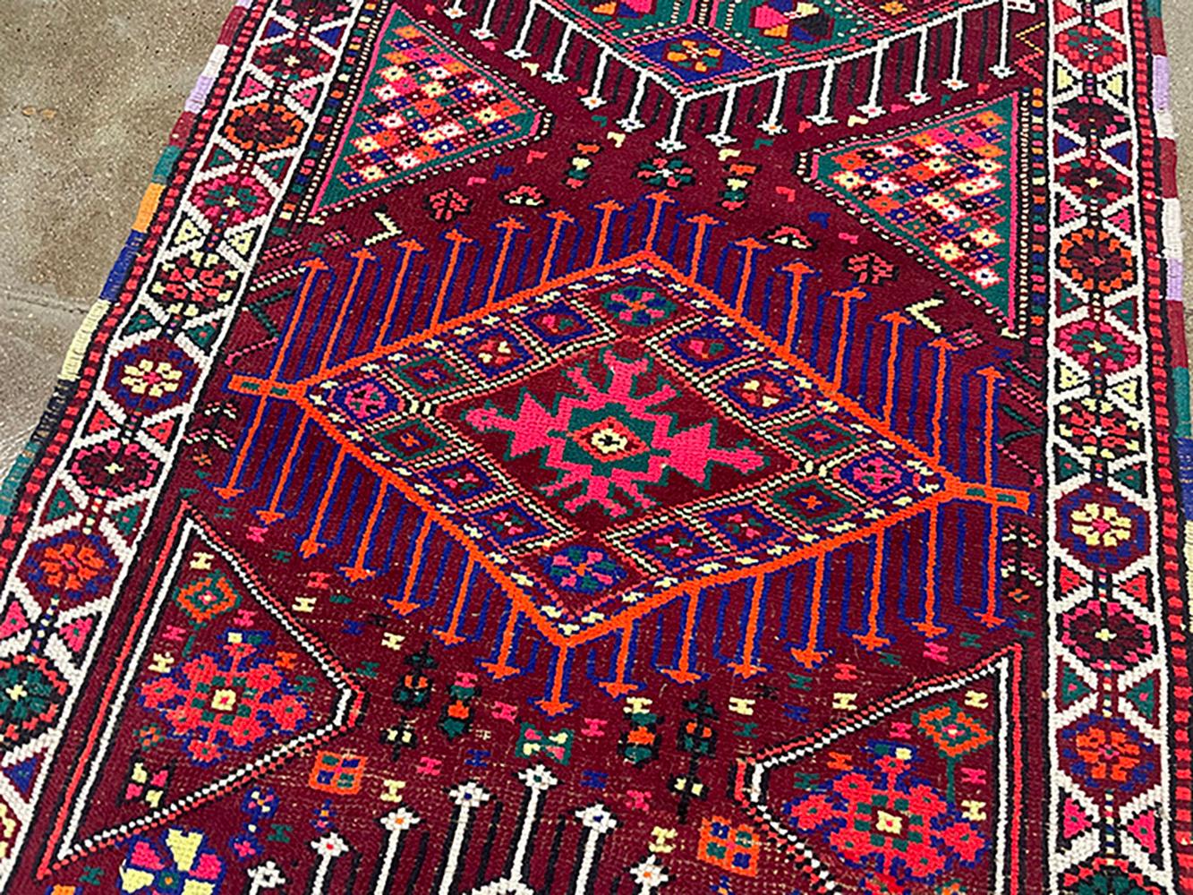 XX secolo Runner turco fatto a mano della metà del 20° secolo della collezione Silk Road Rug Inc in vendita