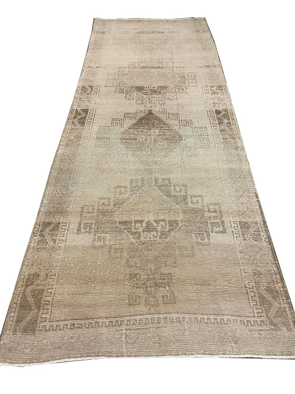 Runner turco fatto a mano della metà del 20° secolo della collezione Silk Road Rug Inc in vendita 1