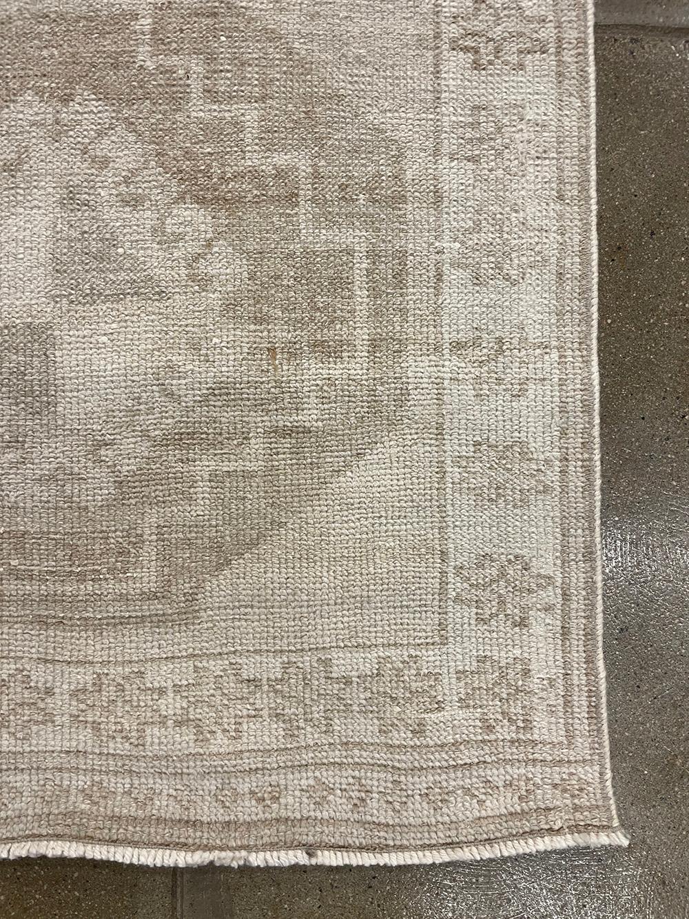 Lana Runner turco fatto a mano della metà del 20° secolo della collezione Silk Road Rug Inc in vendita