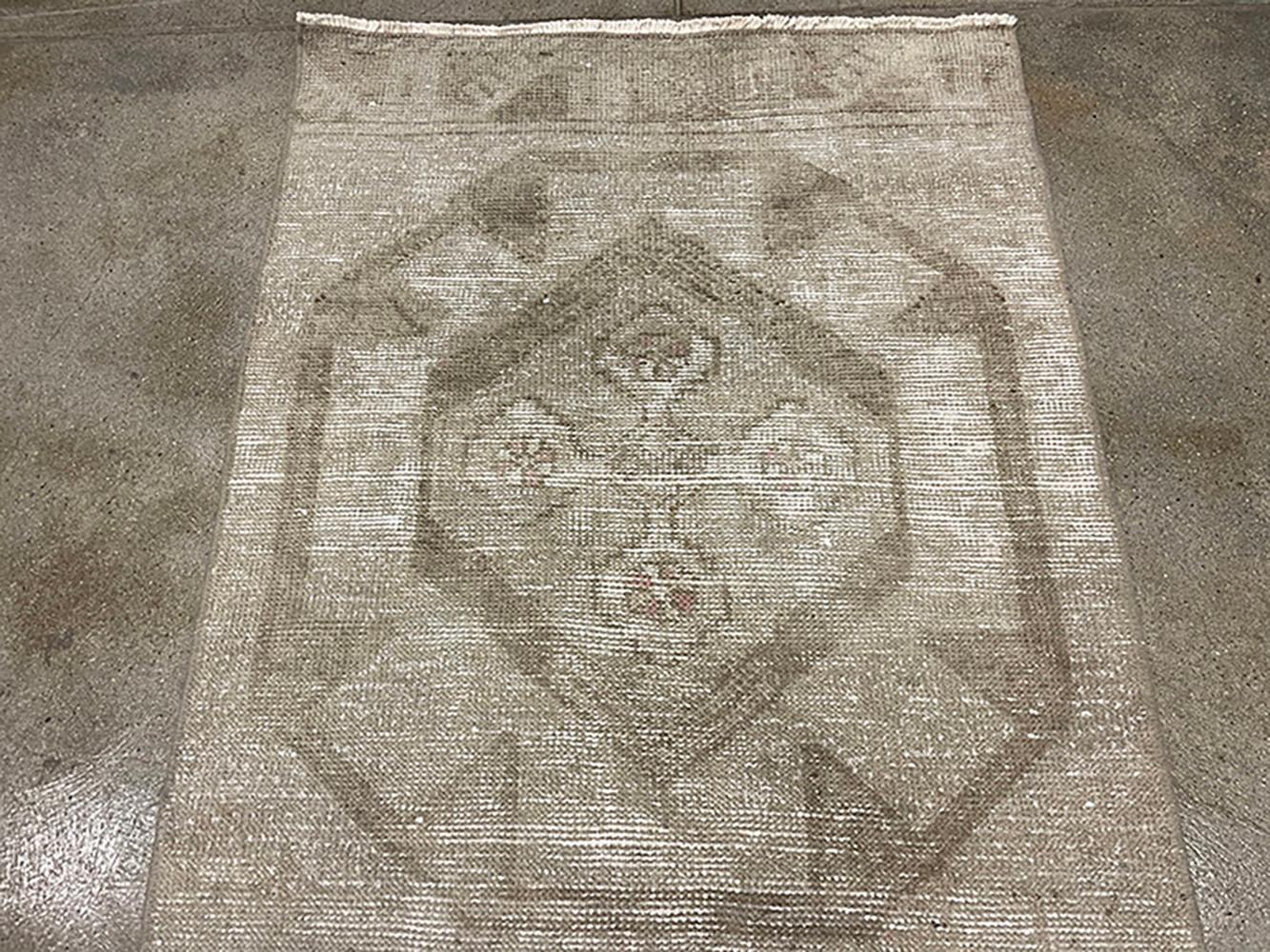 Lana Runner turco fatto a mano della metà del 20° secolo della collezione Silk Road Rug Inc in vendita