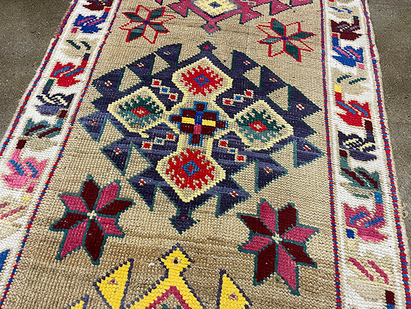 Runner turco fatto a mano della metà del 20° secolo della collezione Silk Road Rug Inc in vendita 1