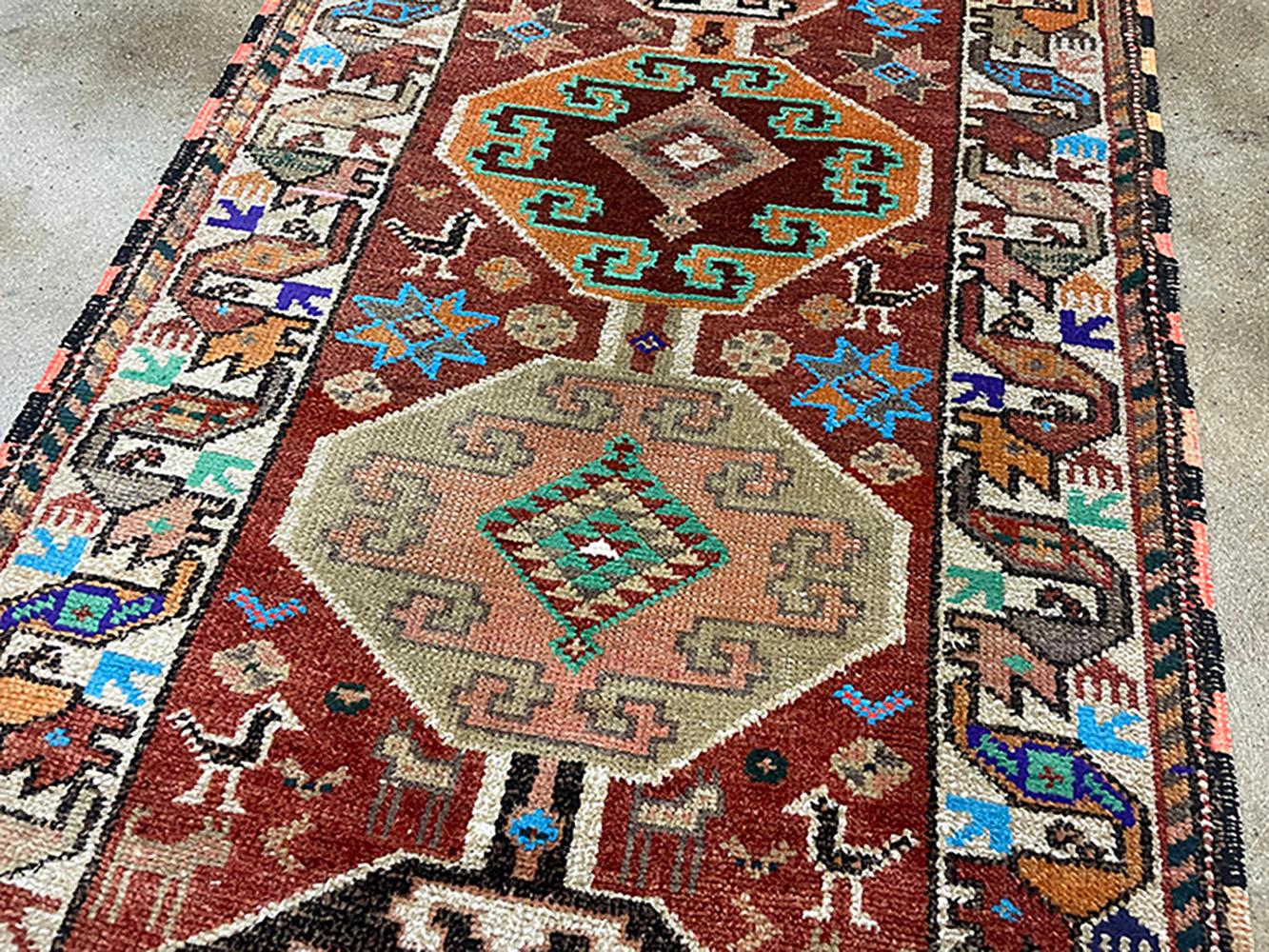 Lana Runner turco fatto a mano della metà del 20° secolo della collezione Silk Road Rug Inc in vendita