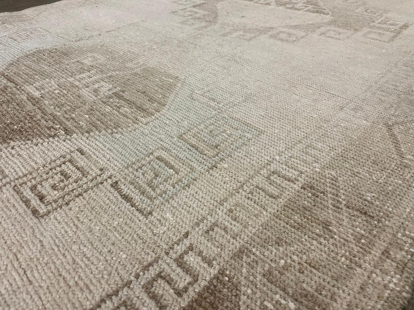 Runner turco fatto a mano della metà del 20° secolo della collezione Silk Road Rug Inc in vendita 2