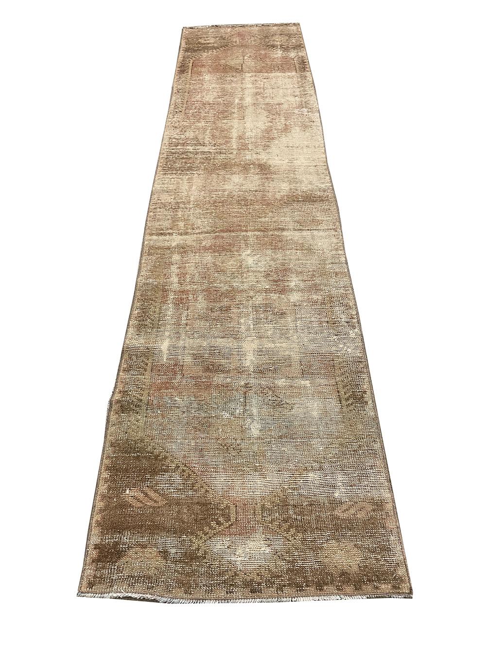 Runner turco fatto a mano della metà del 20° secolo della collezione Silk Road Rug Inc in vendita 1