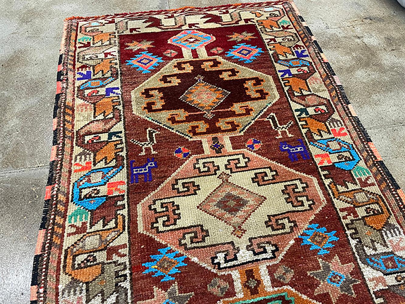 Runner turco fatto a mano della metà del 20° secolo della collezione Silk Road Rug Inc in vendita 1