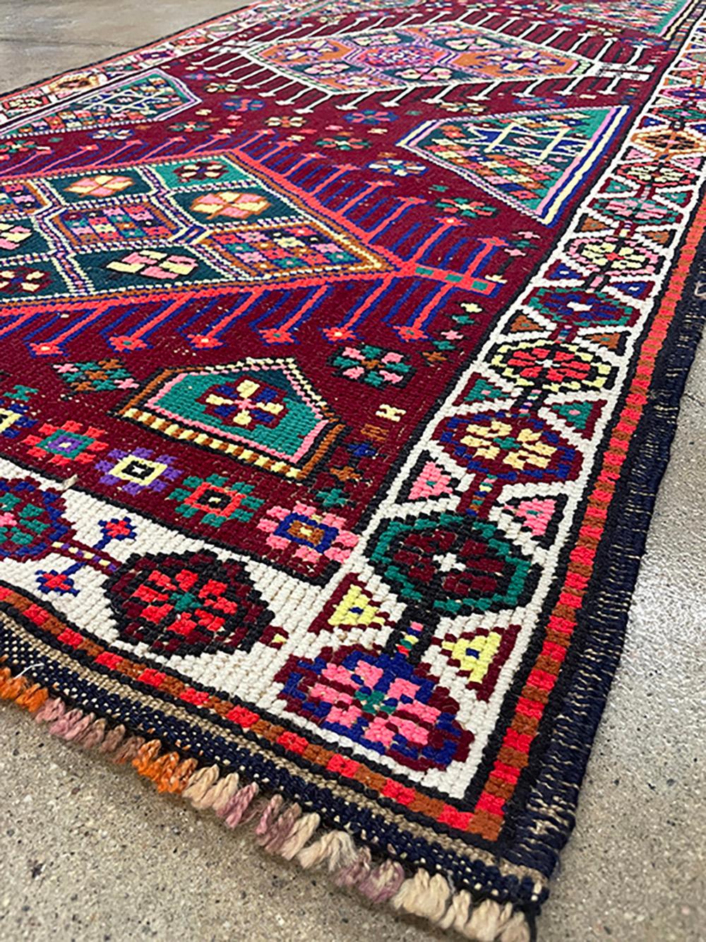 Runner turco fatto a mano della metà del 20° secolo della collezione Silk Road Rug Inc in vendita 1