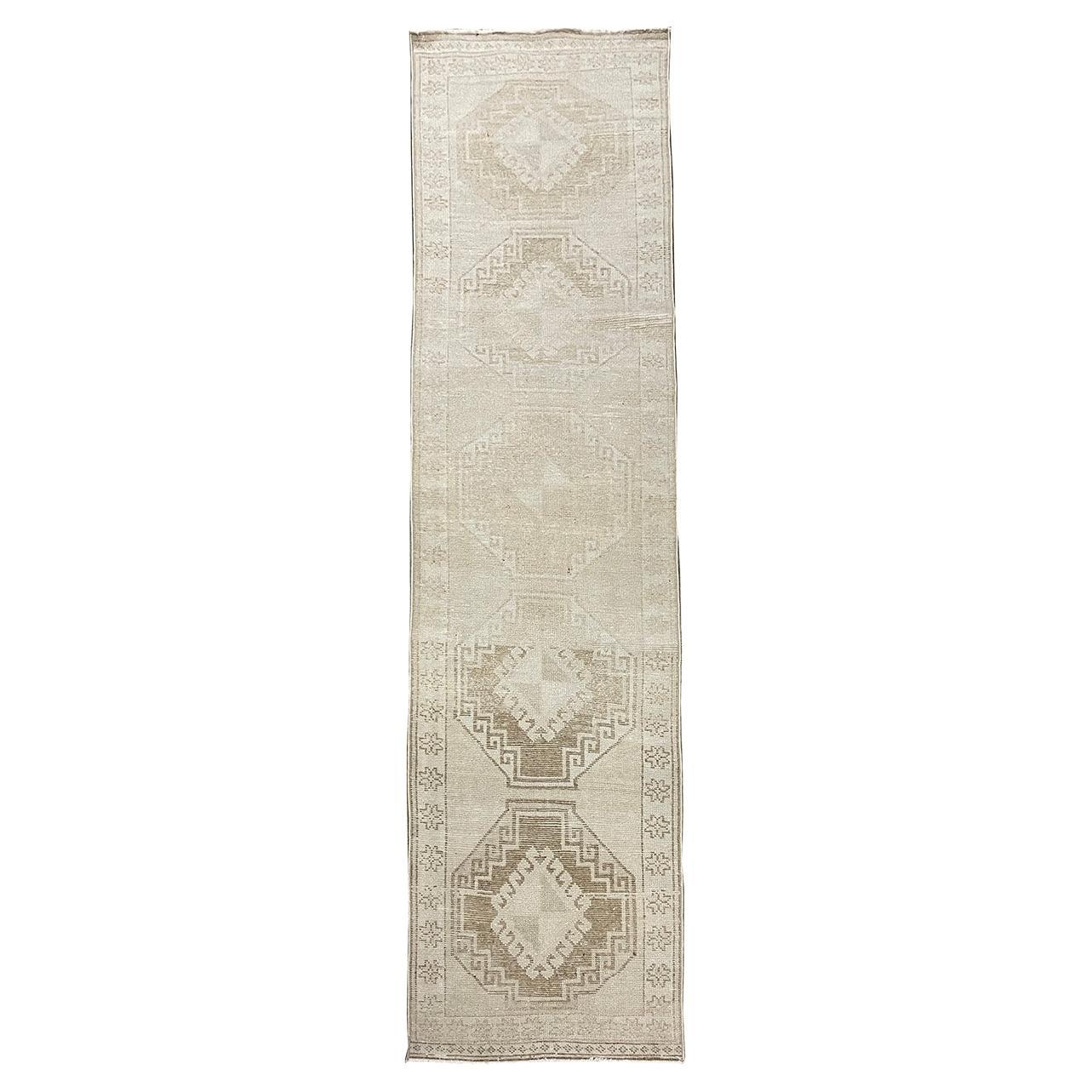 Runner turco fatto a mano della metà del 20° secolo della collezione Silk Road Rug Inc in vendita