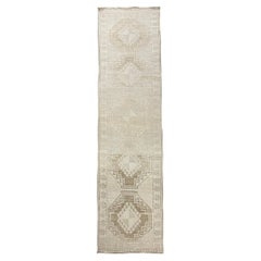 Tapis de couloir turc fait main du milieu du 20e siècle de la collection Road Rug Inc