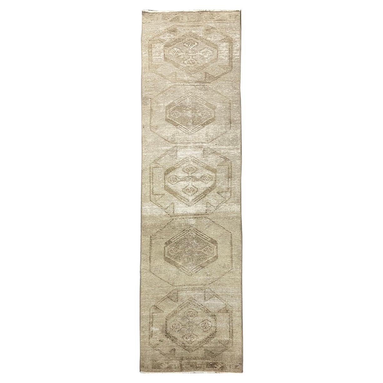 Runner turco fatto a mano della metà del 20° secolo della collezione Silk Road Rug Inc