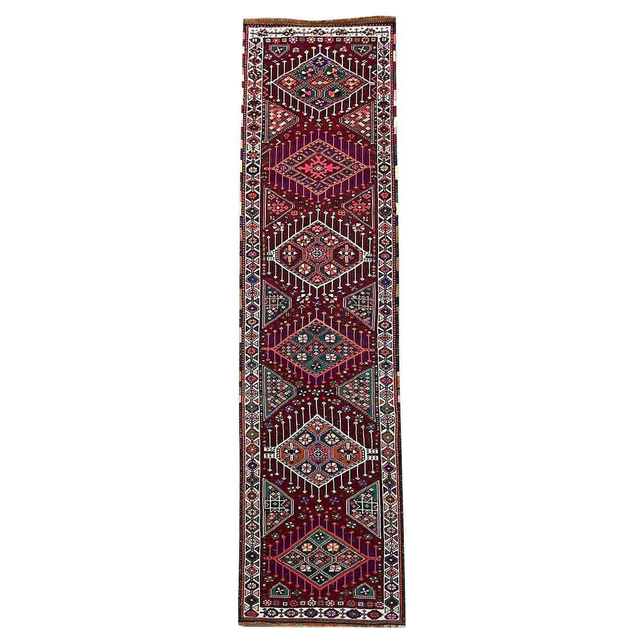 Runner turco fatto a mano della metà del 20° secolo della collezione Silk Road Rug Inc