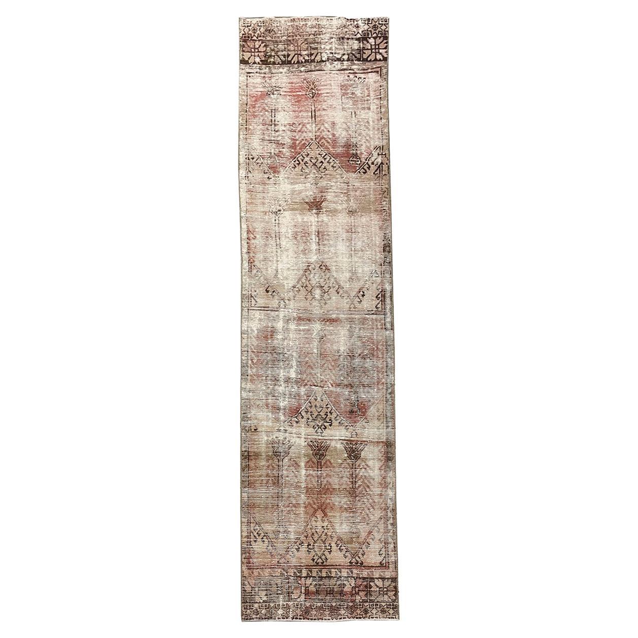 Runner turco fatto a mano della metà del 20° secolo della collezione Silk Road Rug Inc