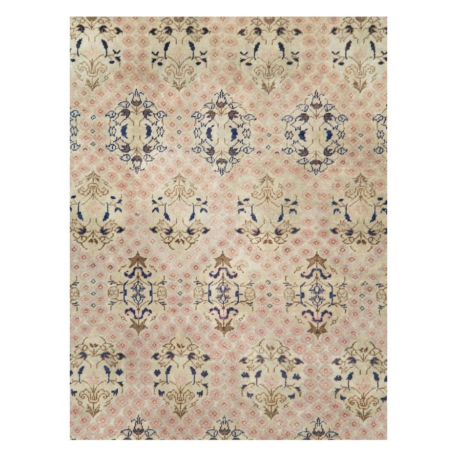 A vintage Turkish Sivas accent rug handmade during the mid-20th century.

Measures: 6' 5