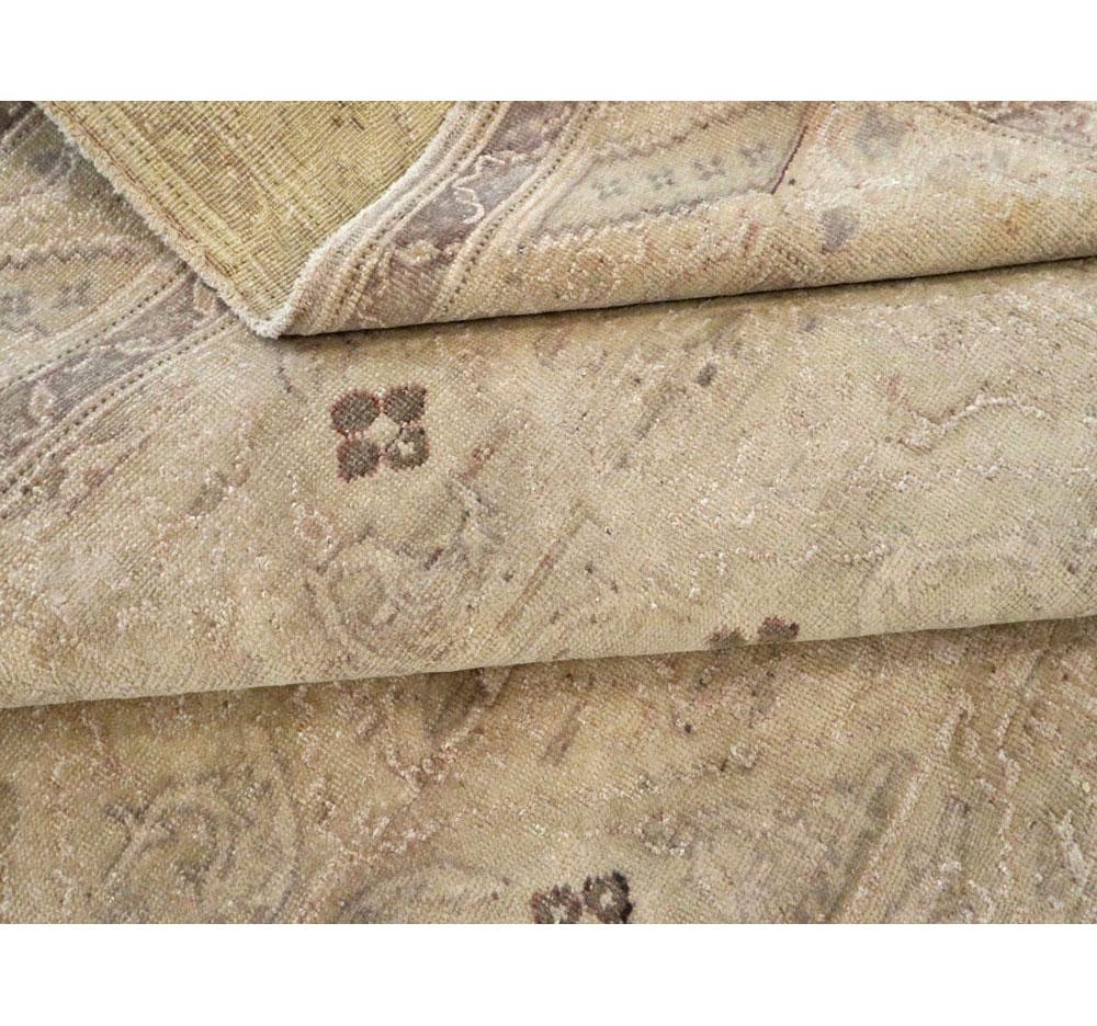 Tapis d'accent Sivas turc du milieu du 20e siècle:: fait à la main:: crème et mauve en vente 2