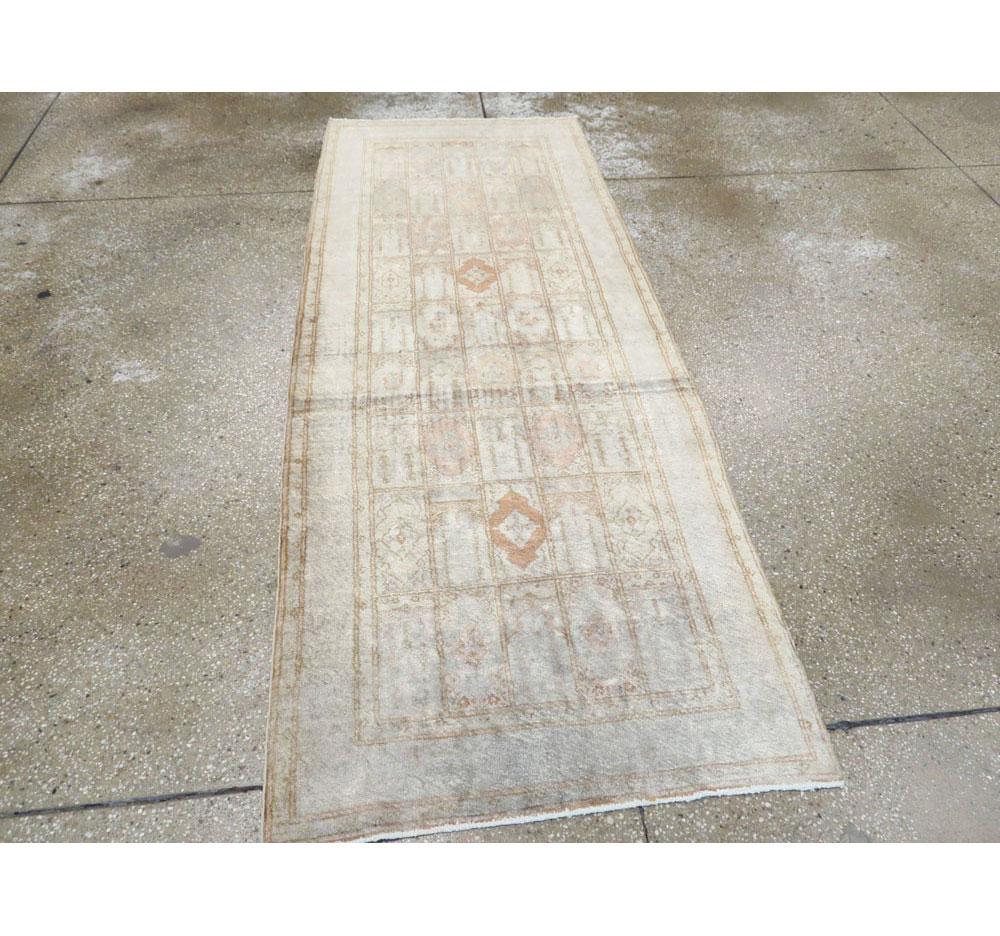 Mid-20th Century Handmade Turkish Sivas Runner In Excellent Condition For Sale In New York, NY