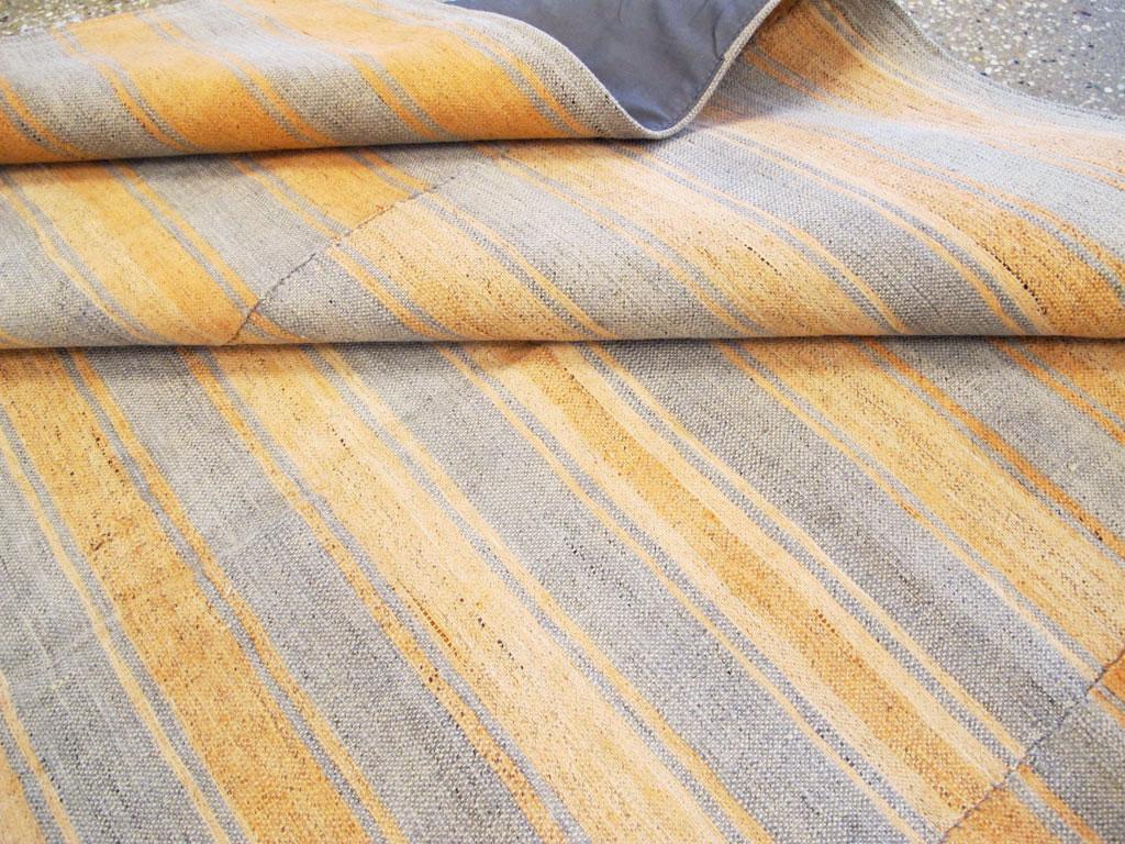 Tapis Kilim turc d'appoint à rayures, tissé à plat, fait à la main, du milieu du 20e siècle en vente 2