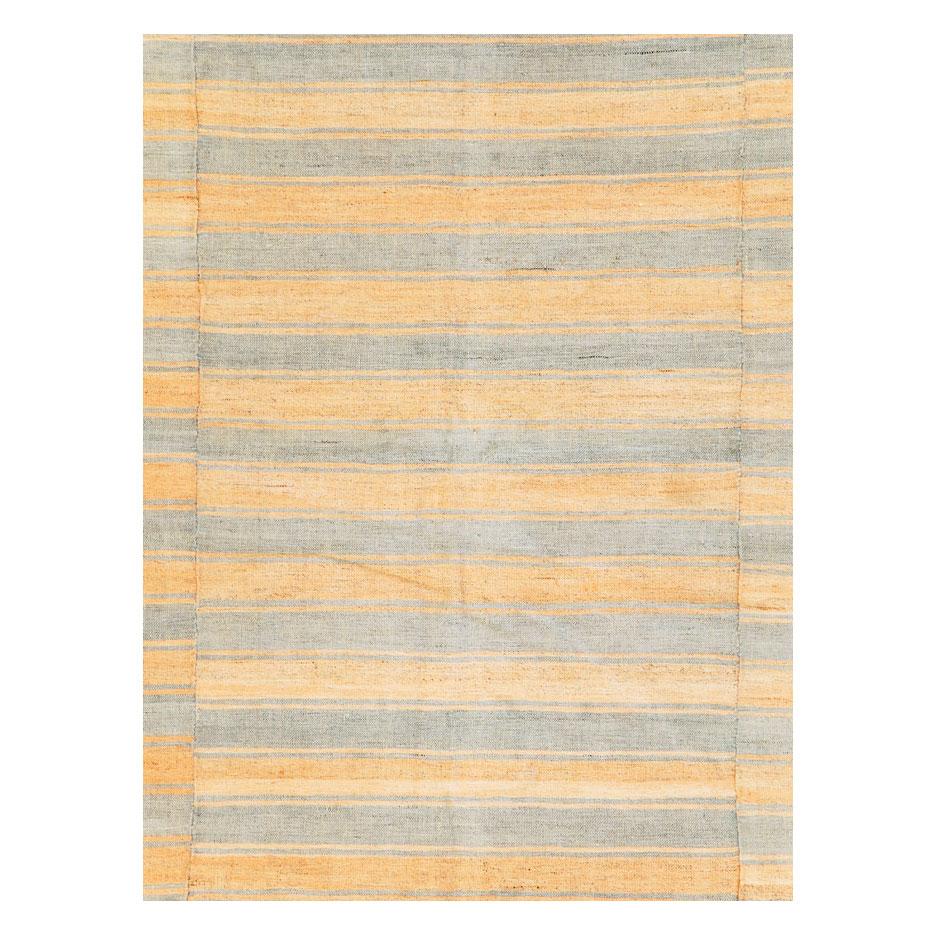 Un tapis d'accentuation Kilim turc vintage à tissage plat, fabriqué à la main au milieu du 20e siècle, avec un design rayé décalé sur 3 panneaux cousus.

Mesures : 6' 1