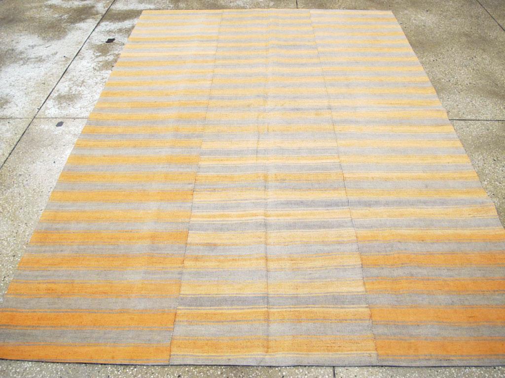 Tissé à la main Tapis Kilim turc d'appoint à rayures, tissé à plat, fait à la main, du milieu du 20e siècle en vente