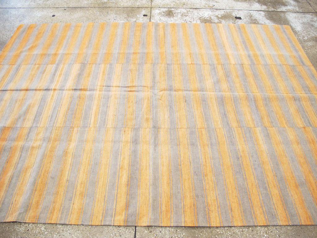 20ième siècle Tapis Kilim turc d'appoint à rayures, tissé à plat, fait à la main, du milieu du 20e siècle en vente