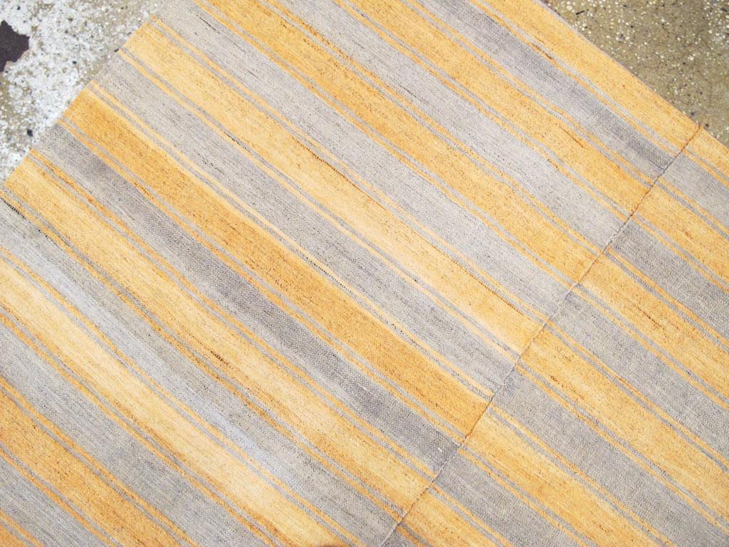 Laine Tapis Kilim turc d'appoint à rayures, tissé à plat, fait à la main, du milieu du 20e siècle en vente