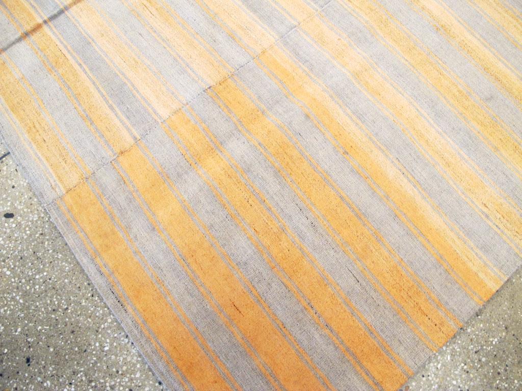 Tapis Kilim turc d'appoint à rayures, tissé à plat, fait à la main, du milieu du 20e siècle en vente 1