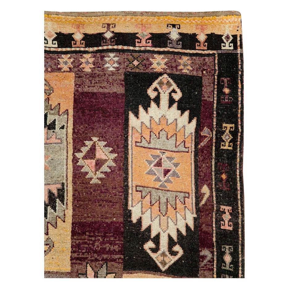 Mitte des 20. Jahrhunderts handgefertigter türkischer Stammesteppich mit langer und schmaler Galerie (Stammeskunst) im Angebot