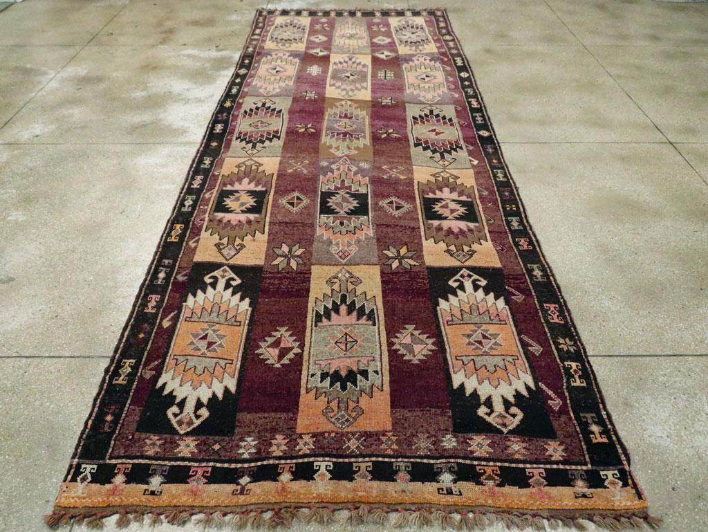 Mitte des 20. Jahrhunderts handgefertigter türkischer Stammesteppich mit langer und schmaler Galerie (Handgeknüpft) im Angebot