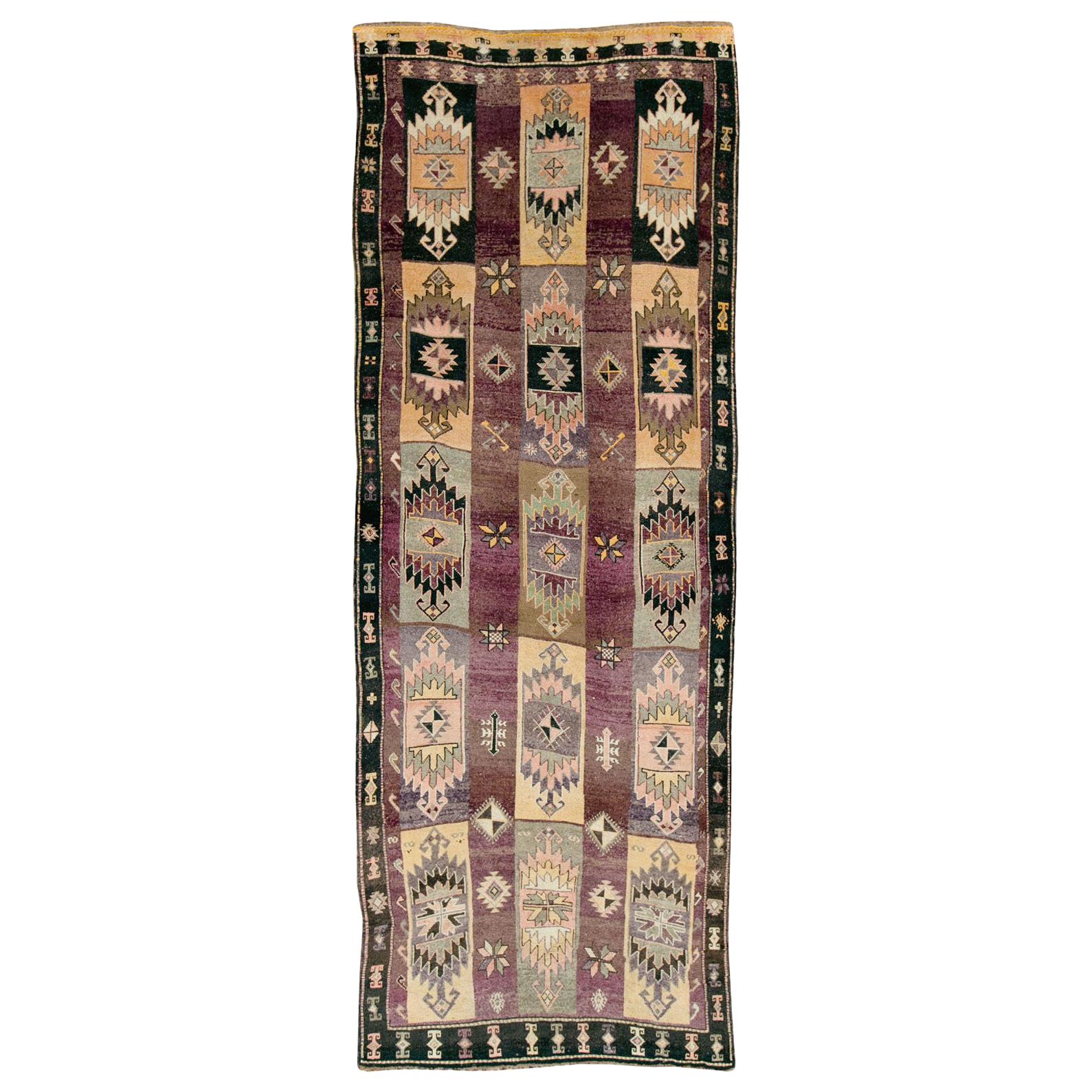 Mitte des 20. Jahrhunderts handgefertigter türkischer Stammesteppich mit langer und schmaler Galerie im Angebot